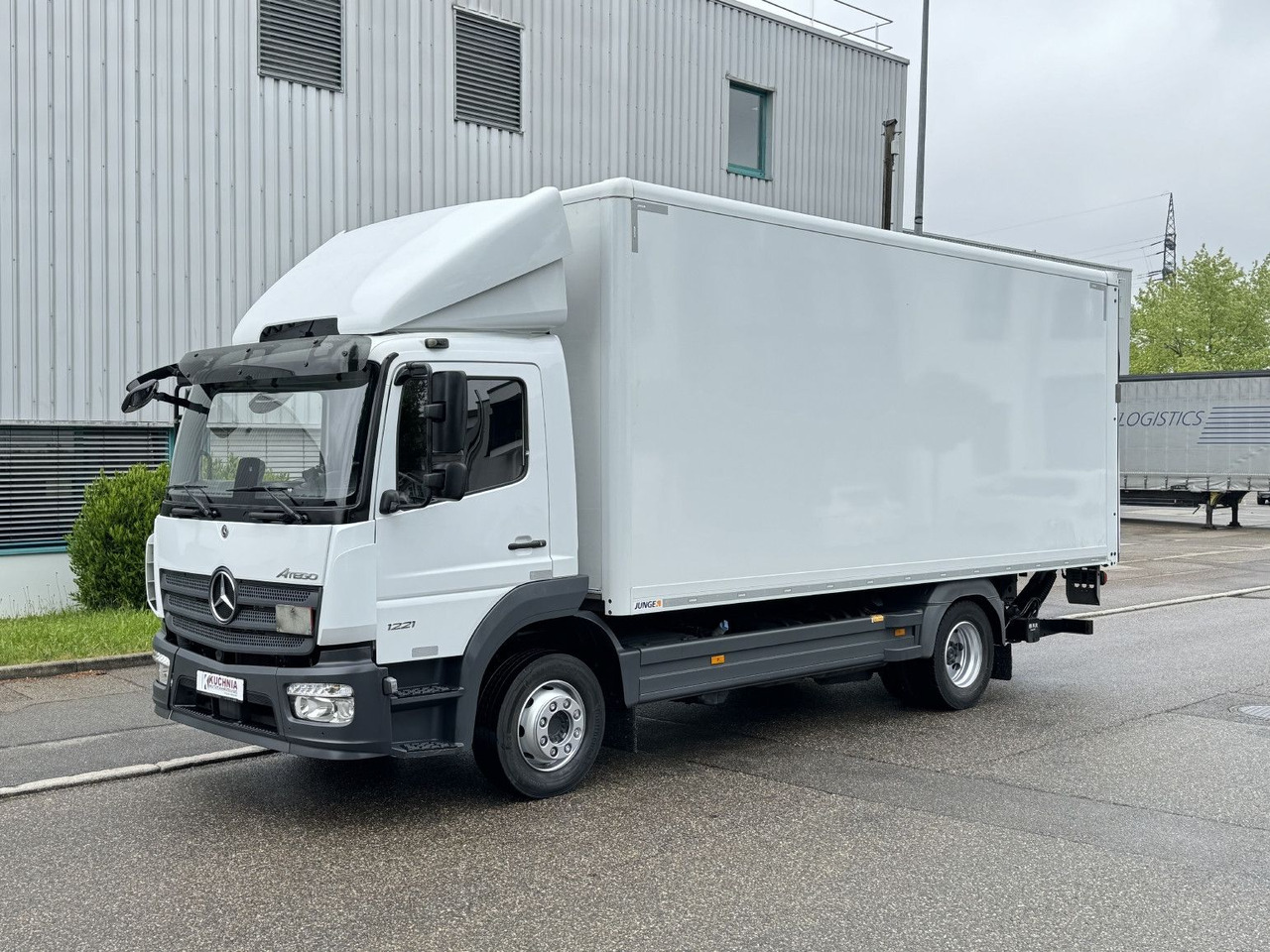 Mercedes-Benz Atego 1221 L Koffer 6,1m LBW AHK Klima TOP - Box truck: picture 3 Mercedes-Benz Atego 1221 L Koffer 6,1m LBW AHK Klima TOP - Box truck: picture 3