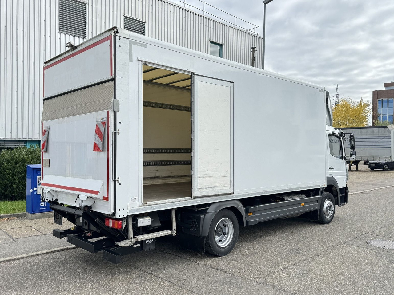 Box truck Mercedes-Benz Atego 1221 L Koffer 6,1m LBW AHK Klima TOP: picture 7 Box truck Mercedes-Benz Atego 1221 L Koffer 6,1m LBW AHK Klima TOP: picture 7