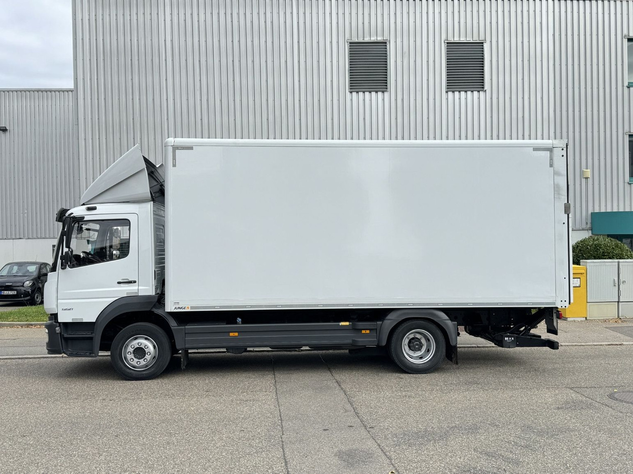 Mercedes-Benz Atego 1221 L Koffer 6,1m LBW AHK Klima TOP - Box truck: picture 4 Mercedes-Benz Atego 1221 L Koffer 6,1m LBW AHK Klima TOP - Box truck: picture 4