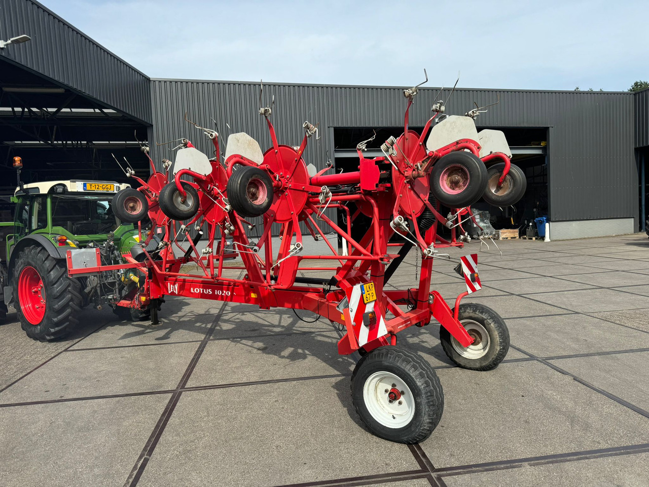 Lely Lotus 1020S - Tedder/ Rake: picture 1 Lely Lotus 1020S - Tedder/ Rake: picture 1