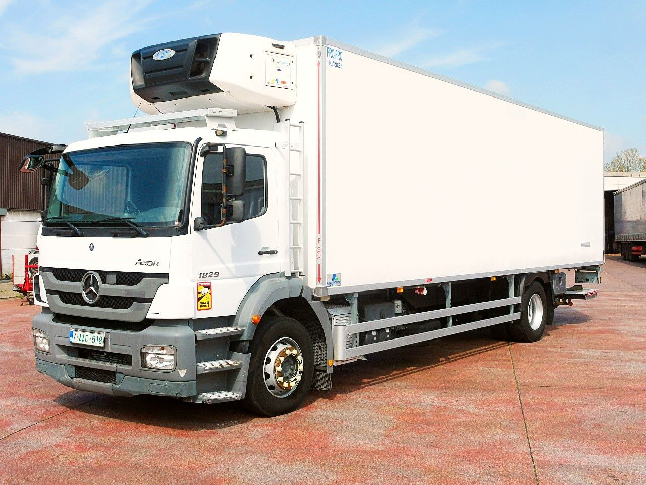 Mercedes-Benz 1829 AXOR KUHLKOFFER CARRIER SUPRA 950 MULTI A/C - Refrigerator truck: picture 4 Mercedes-Benz 1829 AXOR KUHLKOFFER CARRIER SUPRA 950 MULTI A/C - Refrigerator truck: picture 4