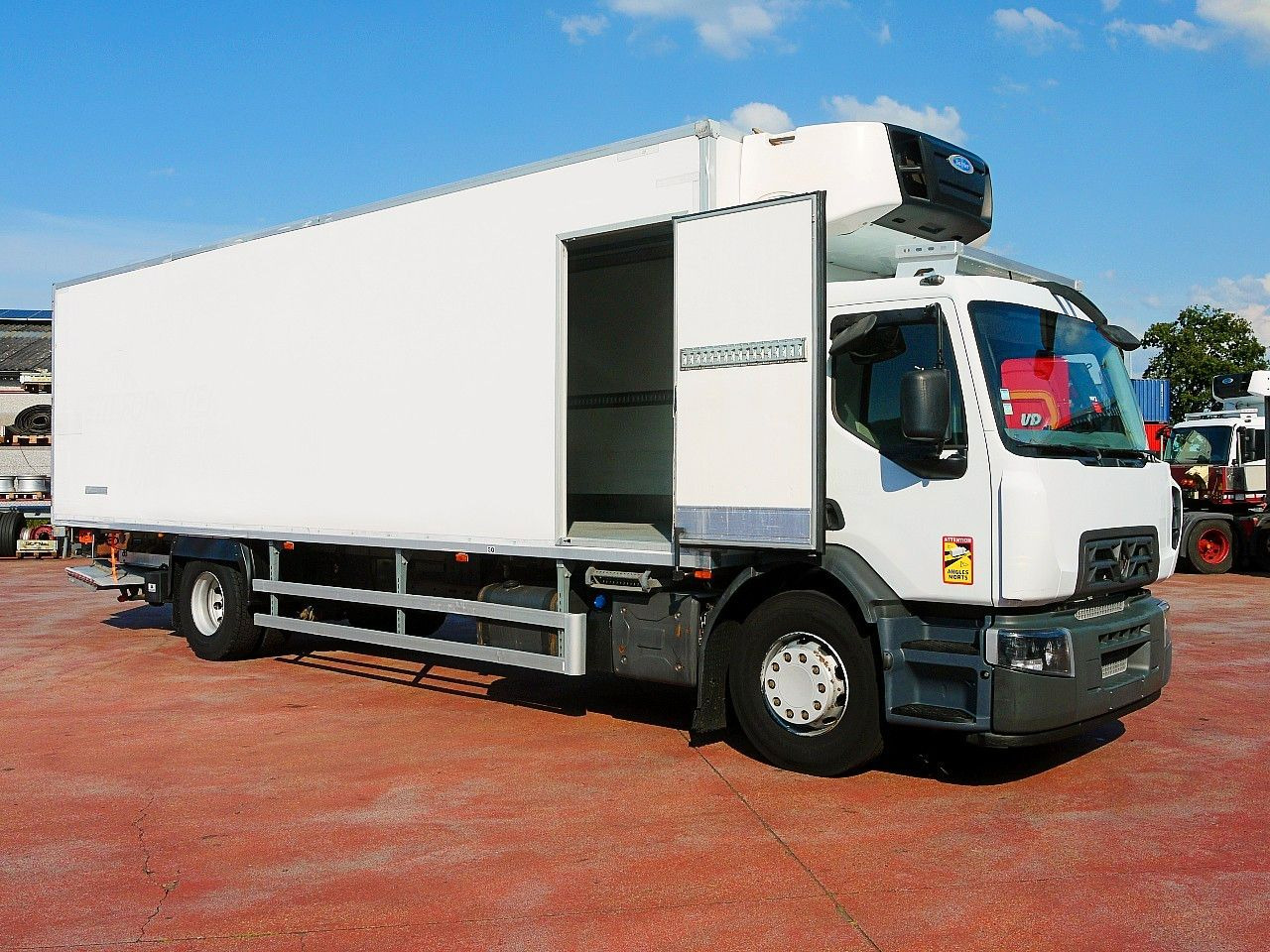 Renault D19.280 KUHLKOFFER CARRIER SUPRA 1150 MT - Refrigerator truck: picture 3 Renault D19.280 KUHLKOFFER CARRIER SUPRA 1150 MT - Refrigerator truck: picture 3