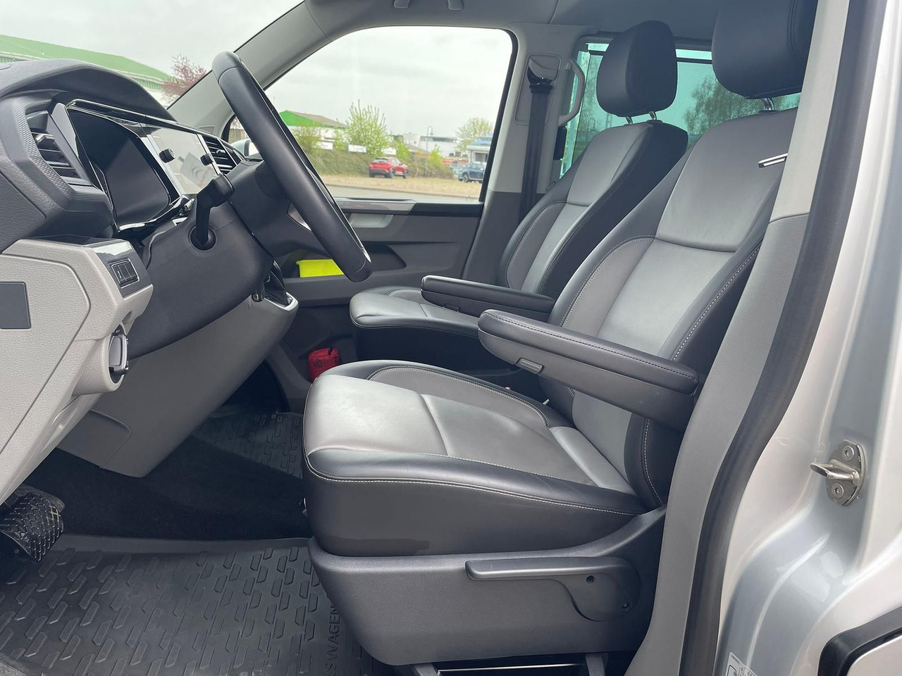 Passenger van Volkswagen T6.1 Caravelle Highline STANDHZ NAVI LEDER PDC: picture 23