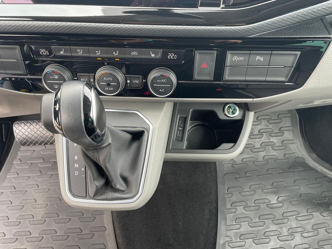 Passenger van Volkswagen T6.1 Caravelle Highline STANDHZ NAVI LEDER PDC: picture 29