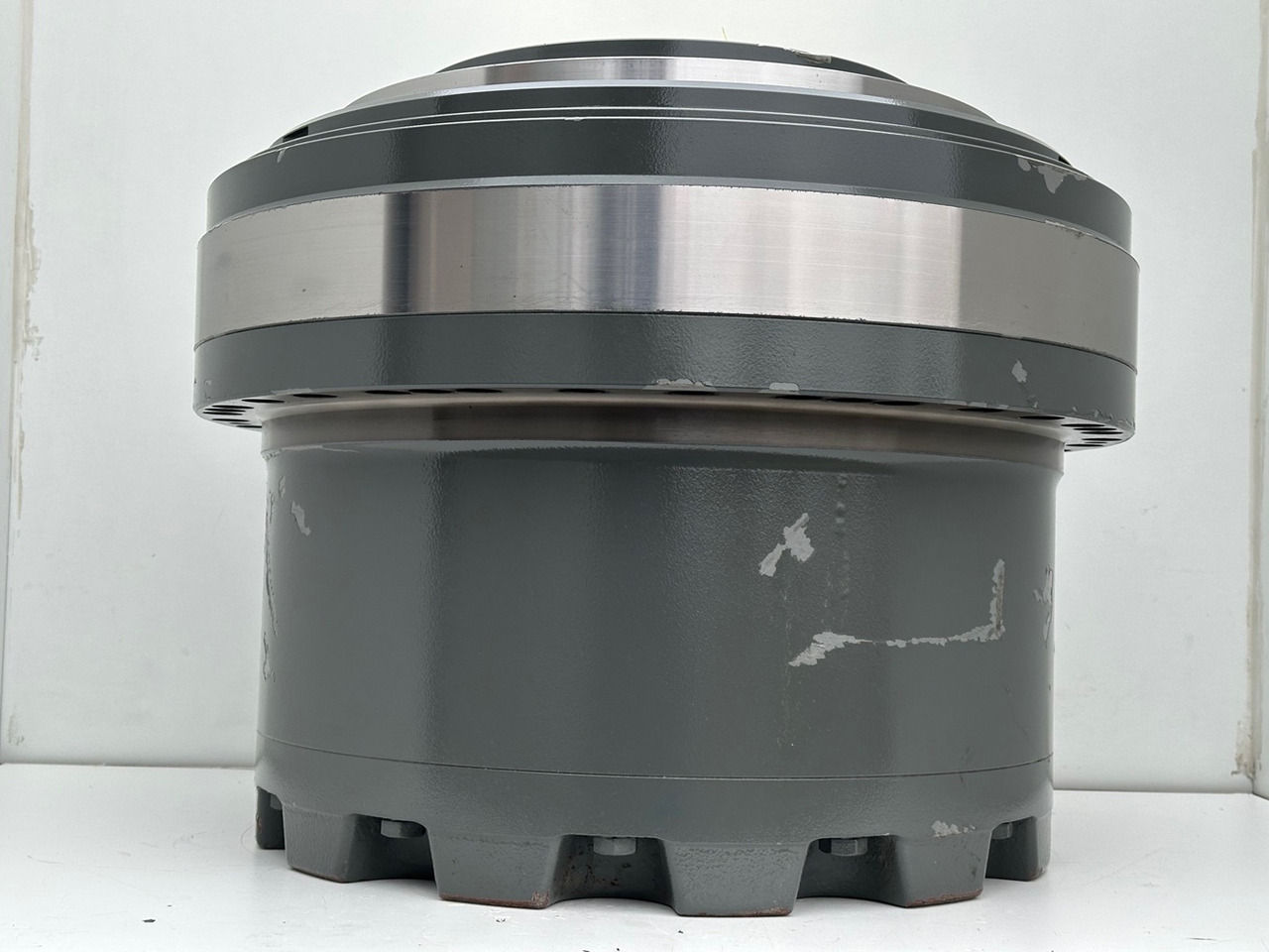 LIEBHERR Original Fahrantrieb Typ:FAT550P046 mit ID-Nr.9443780 – ID-Nr.944378003 – ID-Nr.90008209. A900,LH120,LH150,E974,ER974,LOS412,LOS974,R964,R966,R970,R974,R976,R980. #944378003.159-011# - Final drive for Crawler excavator: picture 4 LIEBHERR Original Fahrantrieb Typ:FAT550P046 mit ID-Nr.9443780 – ID-Nr.944378003 – ID-Nr.90008209. A900,LH120,LH150,E974,ER974,LOS412,LOS974,R964,R966,R970,R974,R976,R980. #944378003.159-011# - Final drive for Crawler excavator: picture 4