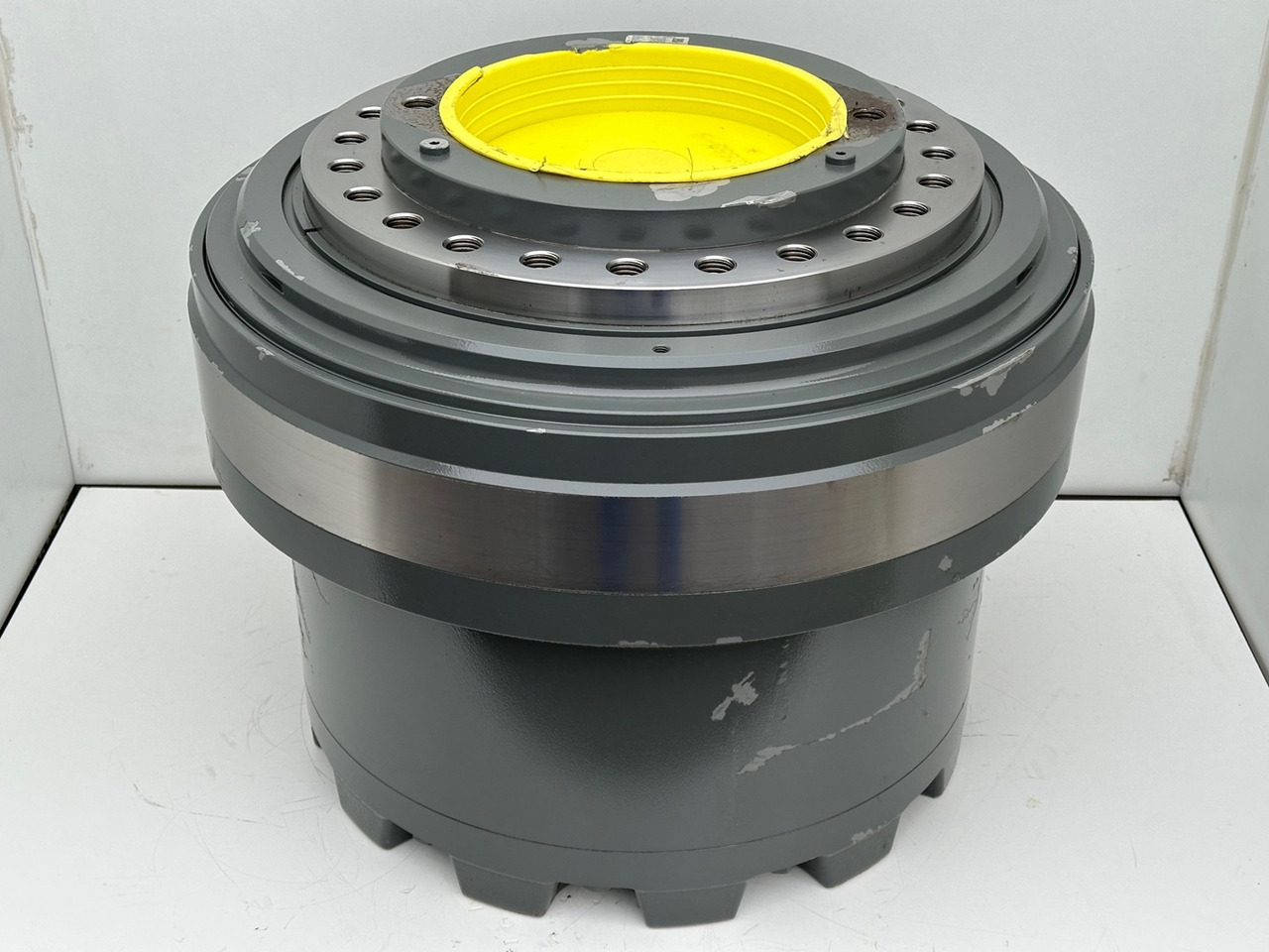 LIEBHERR Original Fahrantrieb Typ:FAT550P046 mit ID-Nr.9443780 – ID-Nr.944378003 – ID-Nr.90008209. A900,LH120,LH150,E974,ER974,LOS412,LOS974,R964,R966,R970,R974,R976,R980. #944378003.159-011# - Final drive for Crawler excavator: picture 1 LIEBHERR Original Fahrantrieb Typ:FAT550P046 mit ID-Nr.9443780 – ID-Nr.944378003 – ID-Nr.90008209. A900,LH120,LH150,E974,ER974,LOS412,LOS974,R964,R966,R970,R974,R976,R980. #944378003.159-011# - Final drive for Crawler excavator: picture 1