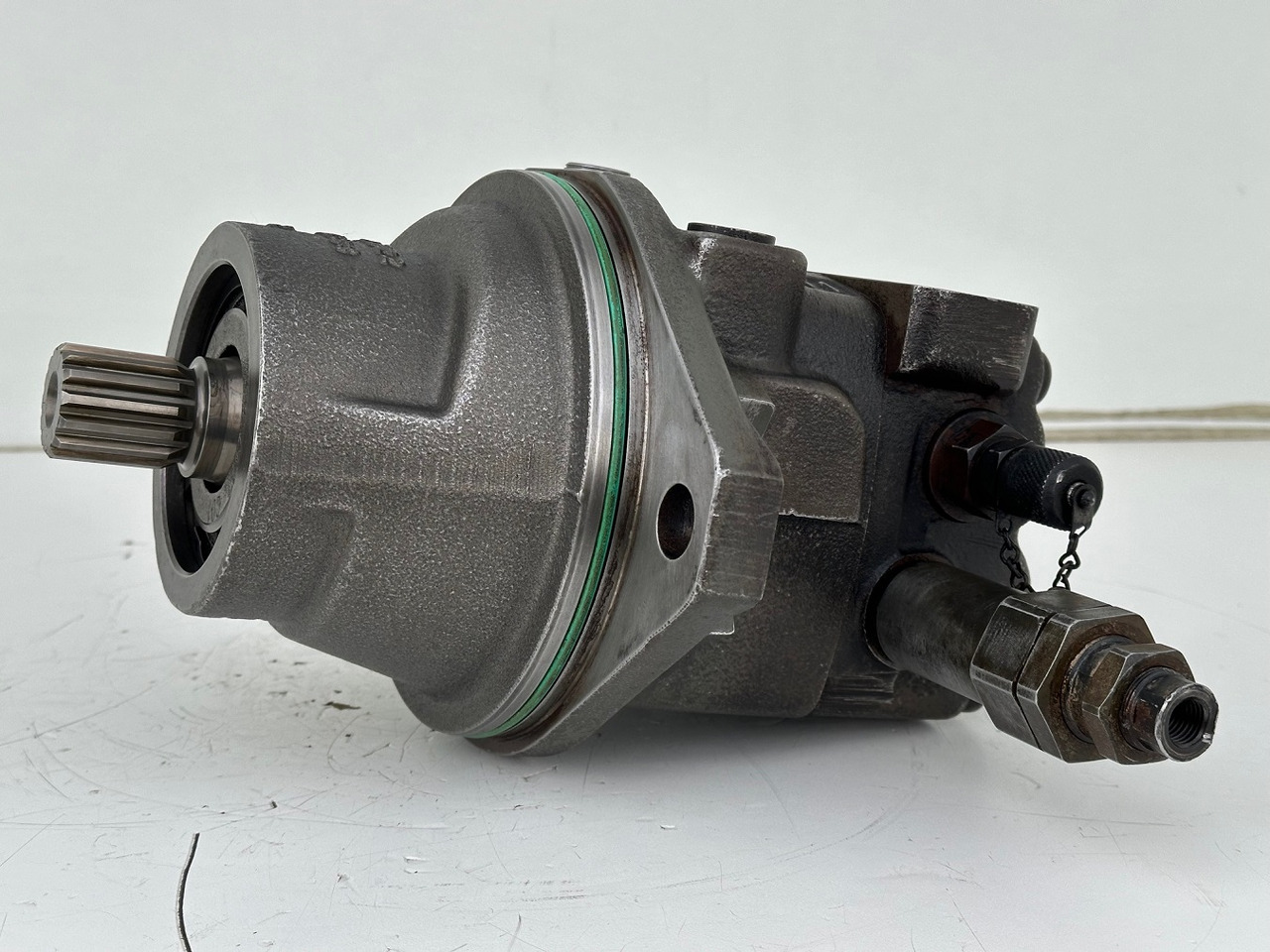 Liebherr Original Hydraulikeinbaumotor FMF045. ID-Nr.12464105. SAT250/287. LH18M, LH22C, LH22M, LH24M, LH26EC, LH26EM, LH26M. #12464105.20985# - Swing motor for Construction machinery: picture 2 Liebherr Original Hydraulikeinbaumotor FMF045. ID-Nr.12464105. SAT250/287. LH18M, LH22C, LH22M, LH24M, LH26EC, LH26EM, LH26M. #12464105.20985# - Swing motor for Construction machinery: picture 2