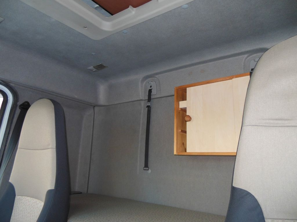 Flatbed van Renault MIDLUM DXI 180.08 Renault MIDLUM DXI 180.08: picture 16 Flatbed van Renault MIDLUM DXI 180.08 Renault MIDLUM DXI 180.08: picture 16