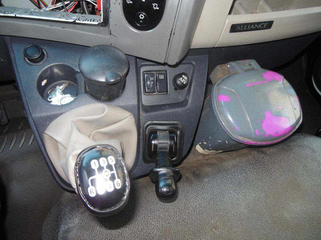 Flatbed van Renault MIDLUM DXI 180.08 Renault MIDLUM DXI 180.08: picture 23 Flatbed van Renault MIDLUM DXI 180.08 Renault MIDLUM DXI 180.08: picture 23