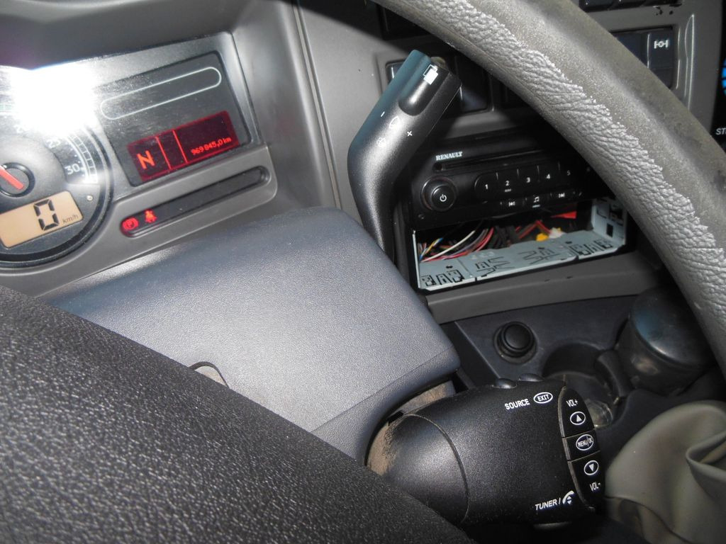 Flatbed van Renault MIDLUM DXI 180.08 Renault MIDLUM DXI 180.08: picture 21 Flatbed van Renault MIDLUM DXI 180.08 Renault MIDLUM DXI 180.08: picture 21