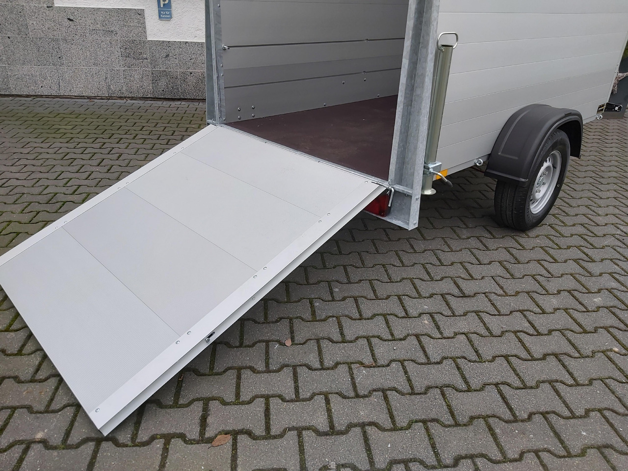 ALUBOXX Deckelanhänger GTB 1200 VT3 251x126x153cm Heckrampe (S) 1200kg Winter Aktion - Closed box trailer: picture 4 ALUBOXX Deckelanhänger GTB 1200 VT3 251x126x153cm Heckrampe (S) 1200kg Winter Aktion - Closed box trailer: picture 4