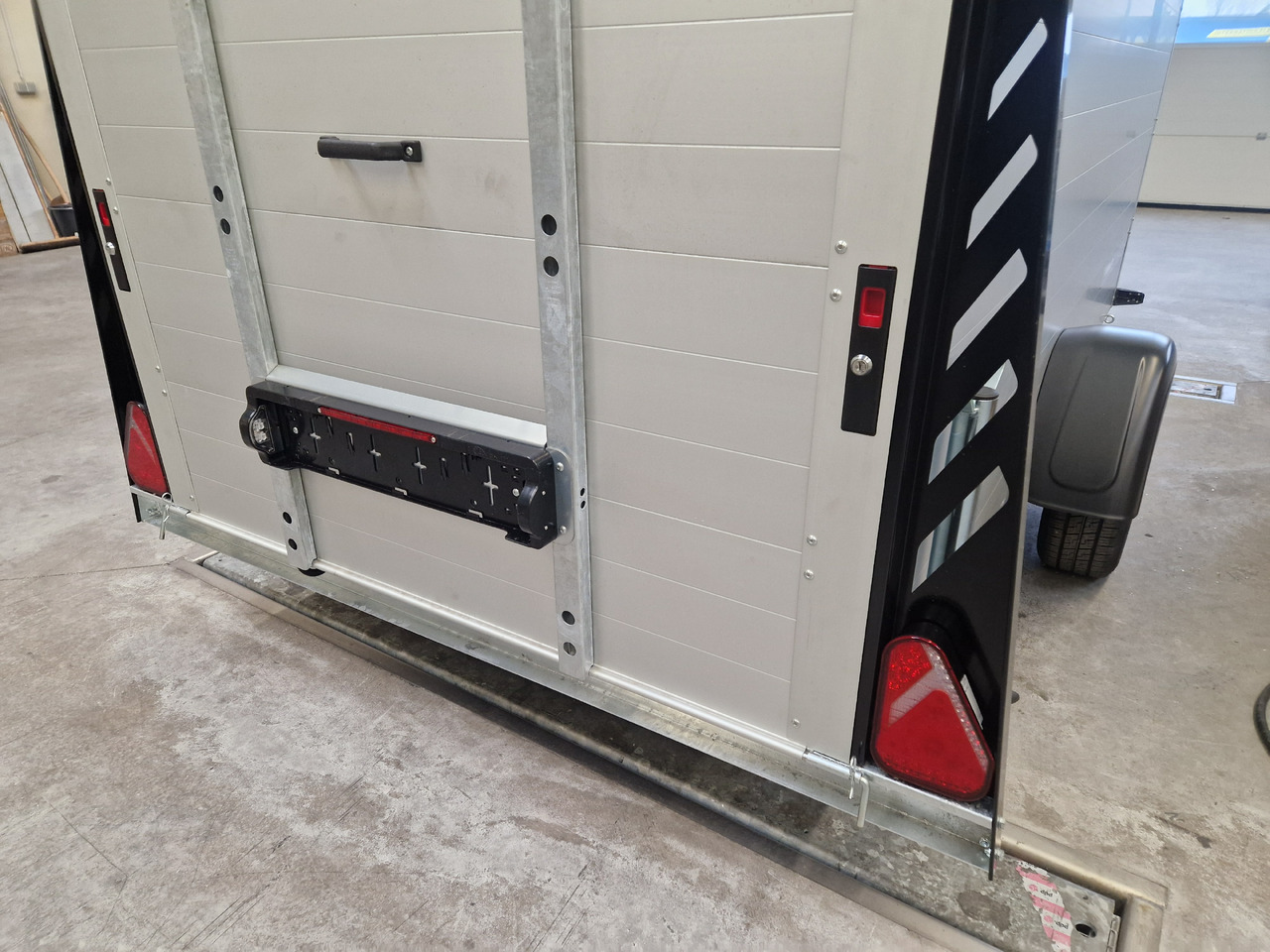 Motorcycle trailer ALUBOXX Deckelanhänger GTB 1500 VT3 Ultra Low 301x151x153cm LED black deal Modell 2025: picture 6