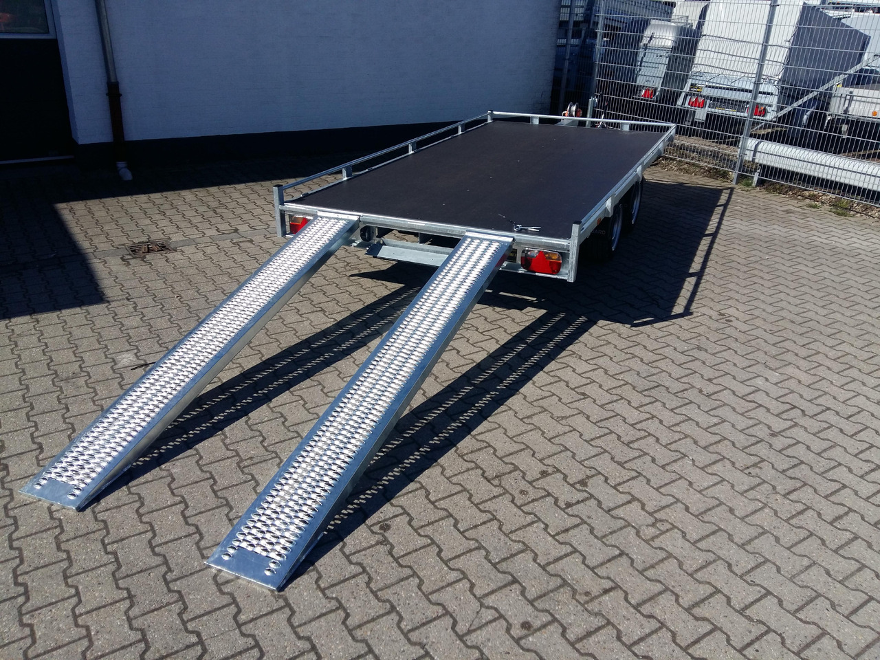 Auto Transporter Atlas 406x200cm Reling Winde Rampen 13" niedrig Fahrwerk (XL) 2700kg Modell 2024 - Dropside/ Flatbed trailer: picture 2 Auto Transporter Atlas 406x200cm Reling Winde Rampen 13" niedrig Fahrwerk (XL) 2700kg Modell 2024 - Dropside/ Flatbed trailer: picture 2