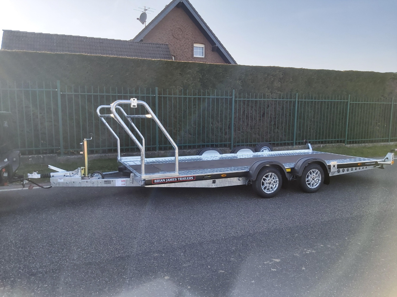 Brian James A4 Transporter 500x200cm blackline Alufelgen easy glide Rampen 240cm Reifenregal 3000kg - Autotransporter trailer: picture 4 Brian James A4 Transporter 500x200cm blackline Alufelgen easy glide Rampen 240cm Reifenregal 3000kg - Autotransporter trailer: picture 4