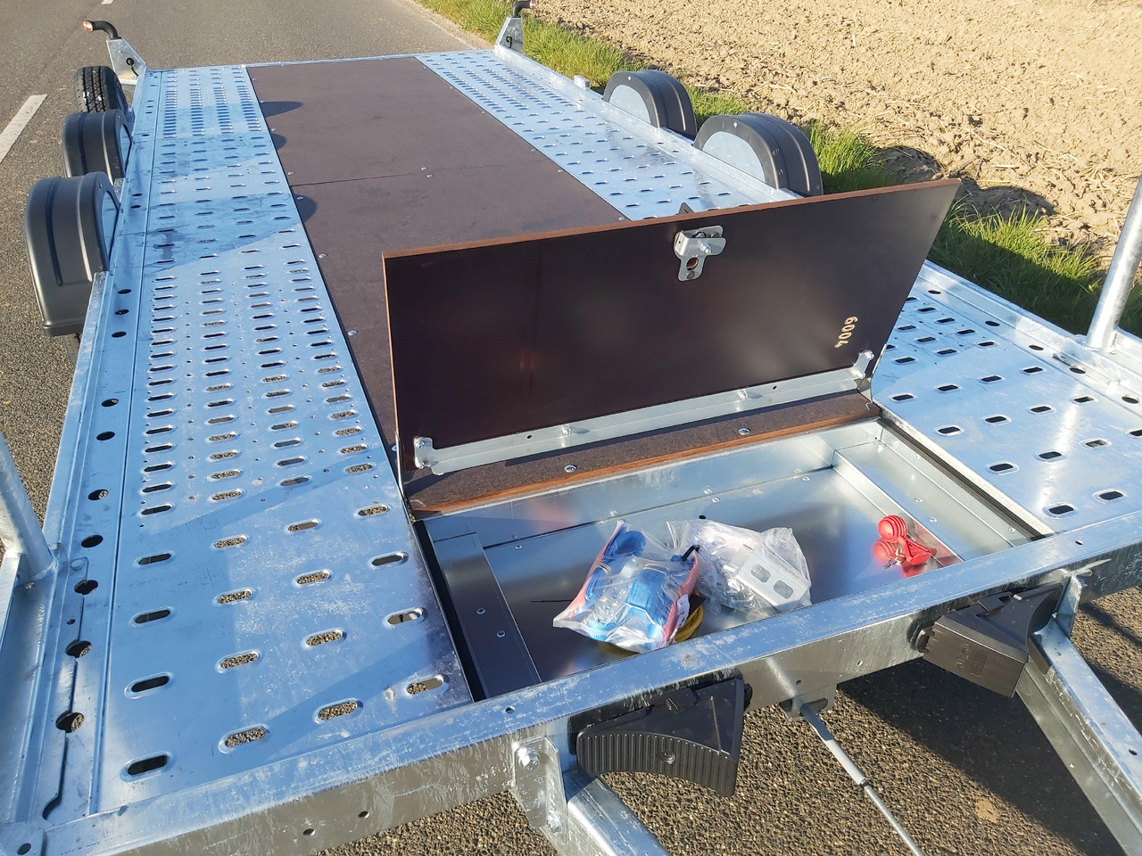 Brian James A4 Transporter 500x200cm blackline Alufelgen easy glide Rampen 240cm Reifenregal 3000kg - Autotransporter trailer: picture 5 Brian James A4 Transporter 500x200cm blackline Alufelgen easy glide Rampen 240cm Reifenregal 3000kg - Autotransporter trailer: picture 5