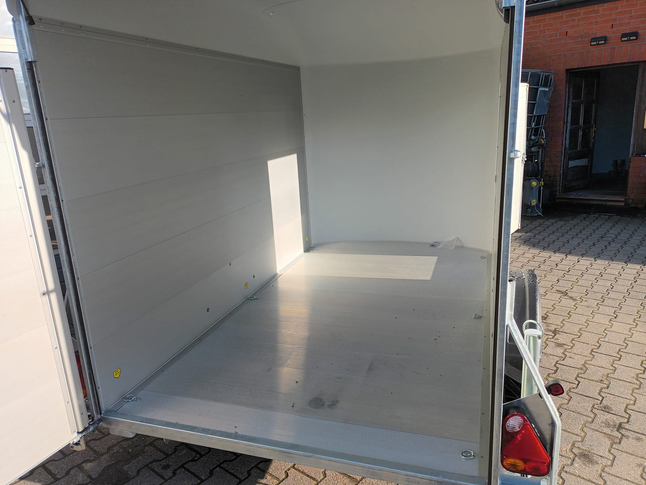 Cargo Roadster 400 312x164x184cm Alu Poly irongrey Seitentür Alufelgen Aluboden 1300kg 100km/H - Closed box trailer: picture 3 Cargo Roadster 400 312x164x184cm Alu Poly irongrey Seitentür Alufelgen Aluboden 1300kg 100km/H - Closed box trailer: picture 3