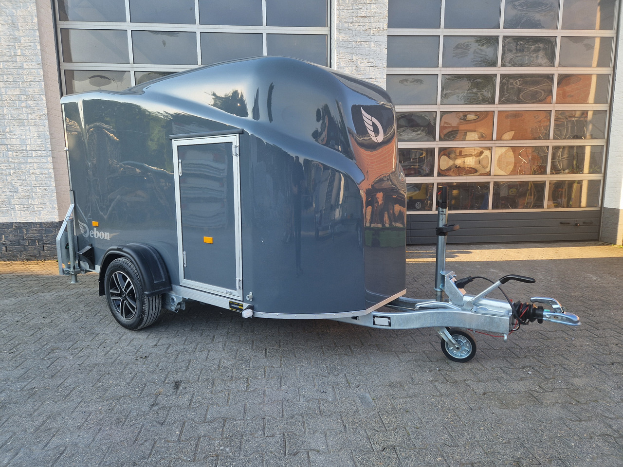 Debon Cargo 1300 300x152x168cm irongrey Seitentür Alufelgen 1300kg Pullman 100kmh Modell 2024 - Closed box trailer: picture 1 Debon Cargo 1300 300x152x168cm irongrey Seitentür Alufelgen 1300kg Pullman 100kmh Modell 2024 - Closed box trailer: picture 1