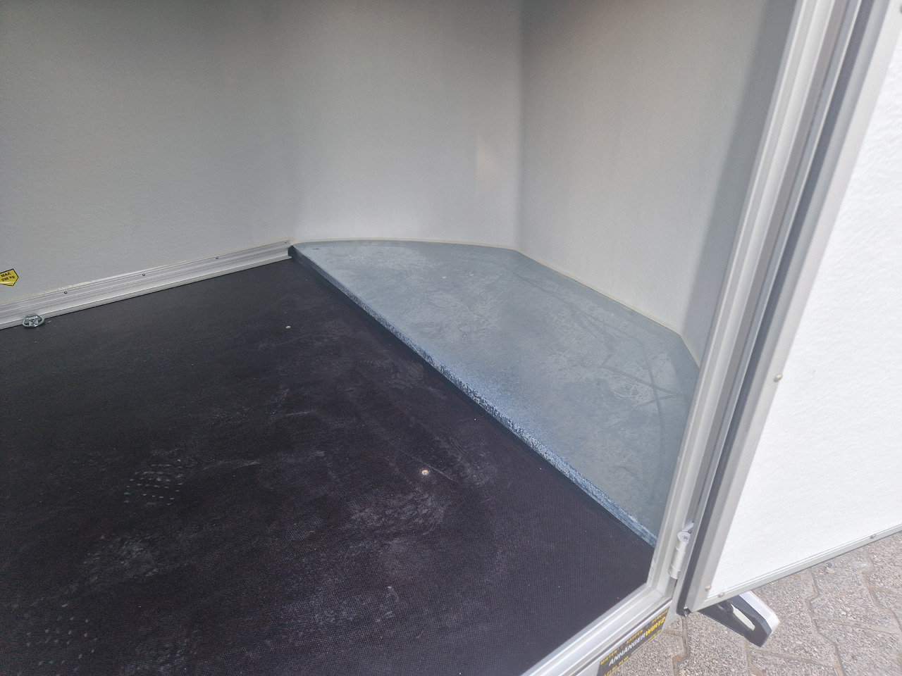 Debon Cargo 1300 300x152x168cm irongrey Seitentür Alufelgen 1300kg Pullman 100kmh Modell 2024 - Closed box trailer: picture 4 Debon Cargo 1300 300x152x168cm irongrey Seitentür Alufelgen 1300kg Pullman 100kmh Modell 2024 - Closed box trailer: picture 4