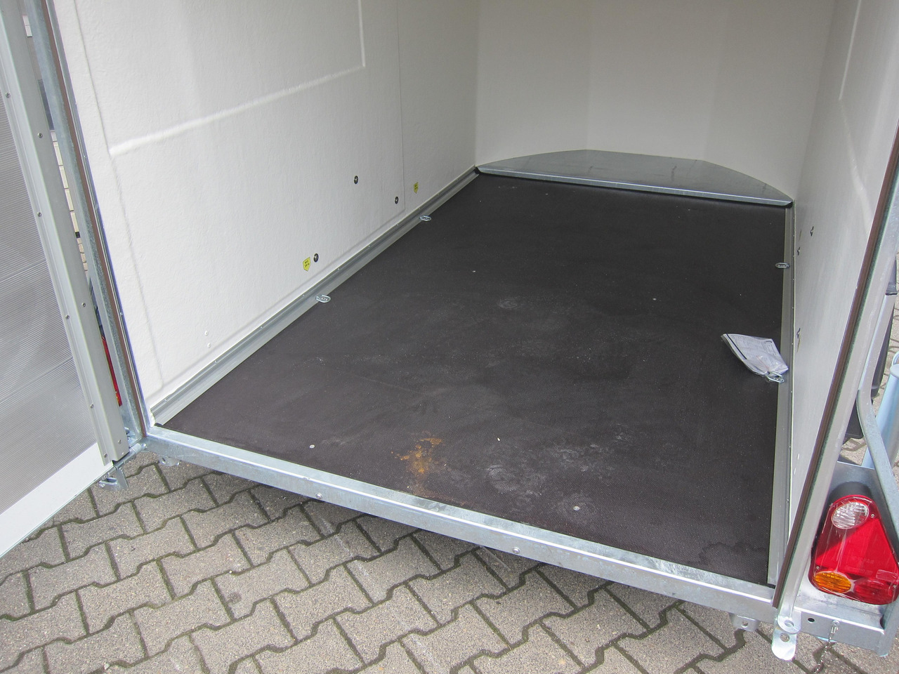 Debon Cargo 1300 300x152x168cm white Alufelgen darkline aerodynamik Pullman II 100km/H 1300kg - Closed box trailer: picture 4 Debon Cargo 1300 300x152x168cm white Alufelgen darkline aerodynamik Pullman II 100km/H 1300kg - Closed box trailer: picture 4