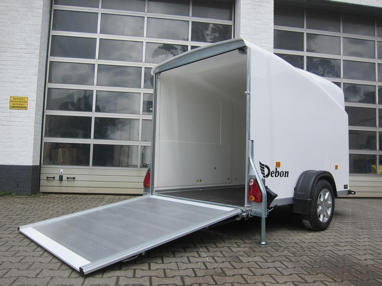 Debon Cargo 1300 300x152x168cm white Alufelgen darkline aerodynamik Pullman II 100km/H 1300kg - Closed box trailer: picture 2 Debon Cargo 1300 300x152x168cm white Alufelgen darkline aerodynamik Pullman II 100km/H 1300kg - Closed box trailer: picture 2