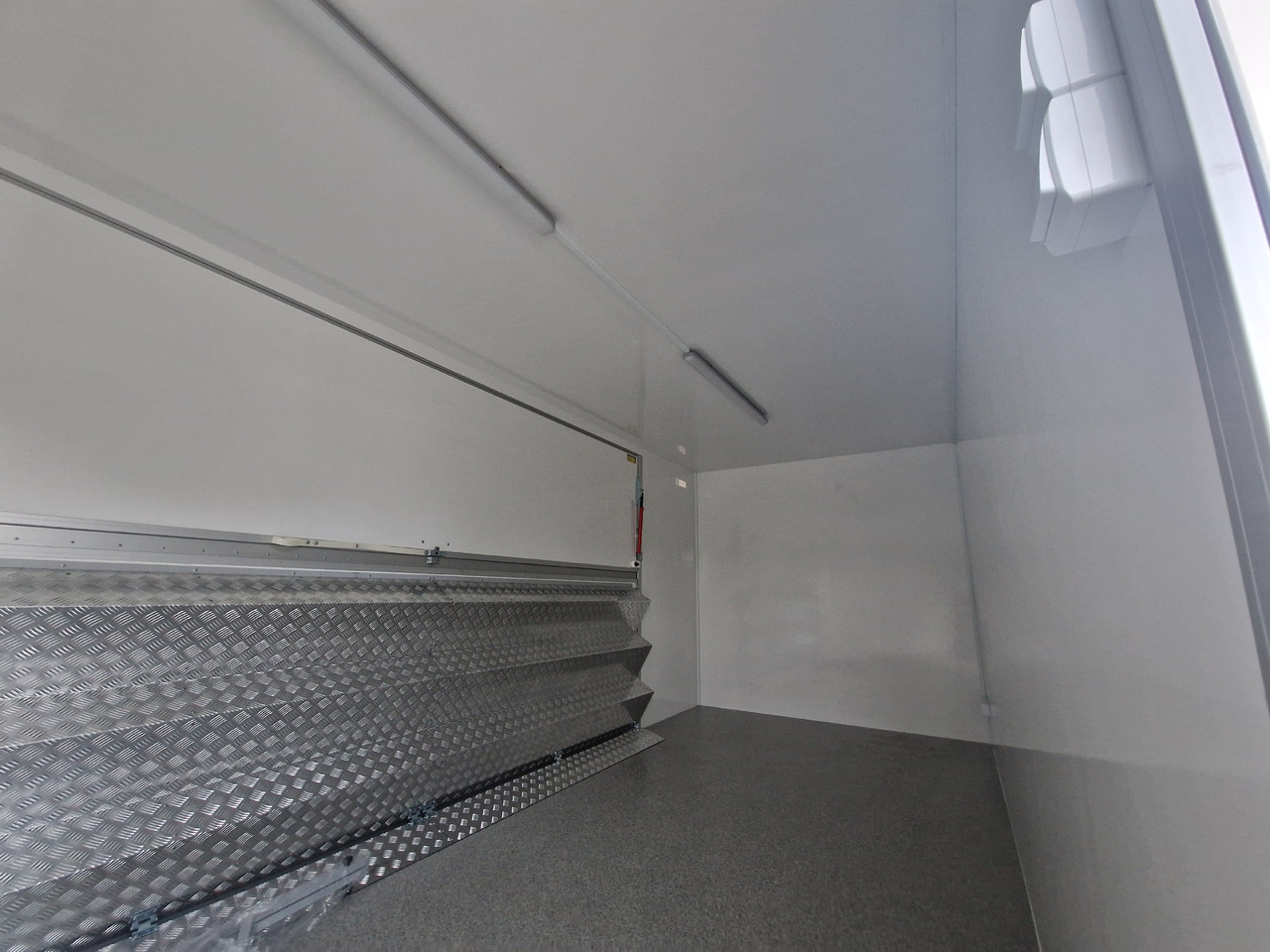 Event Trailer Koffer TWSP M 600T.01 600x220x217cm Seitenklappe Treppe Tür 230V Licht IL 2700kg 100 - Vending trailer: picture 4 Event Trailer Koffer TWSP M 600T.01 600x220x217cm Seitenklappe Treppe Tür 230V Licht IL 2700kg 100 - Vending trailer: picture 4