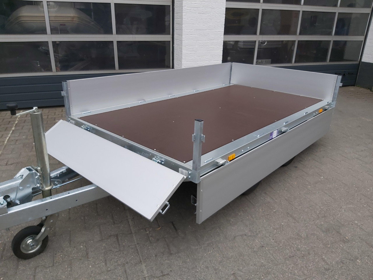 Hochlader light 2514 250x145x30cm Lfh: 56cm niedrig Fahrgestell 10" (S) 2000kg budget Aktion - Dropside/ Flatbed trailer: picture 3 Hochlader light 2514 250x145x30cm Lfh: 56cm niedrig Fahrgestell 10" (S) 2000kg budget Aktion - Dropside/ Flatbed trailer: picture 3