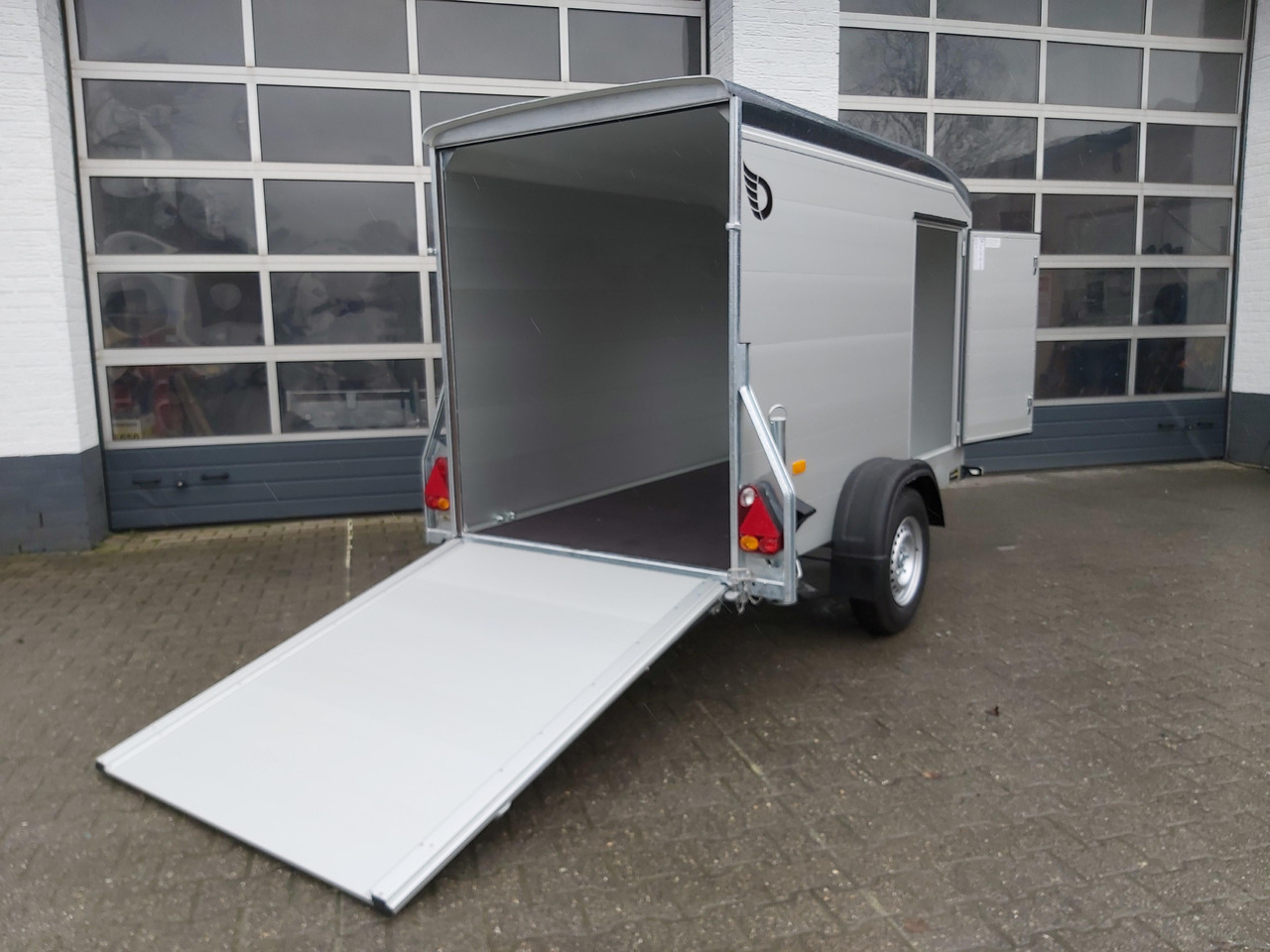Roadster Sport C255 252x125x154cm aero Alu Poly grey Seitentür Rampekombi (S) 1300kg C255 Aktion - Closed box trailer: picture 1 Roadster Sport C255 252x125x154cm aero Alu Poly grey Seitentür Rampekombi (S) 1300kg C255 Aktion - Closed box trailer: picture 1