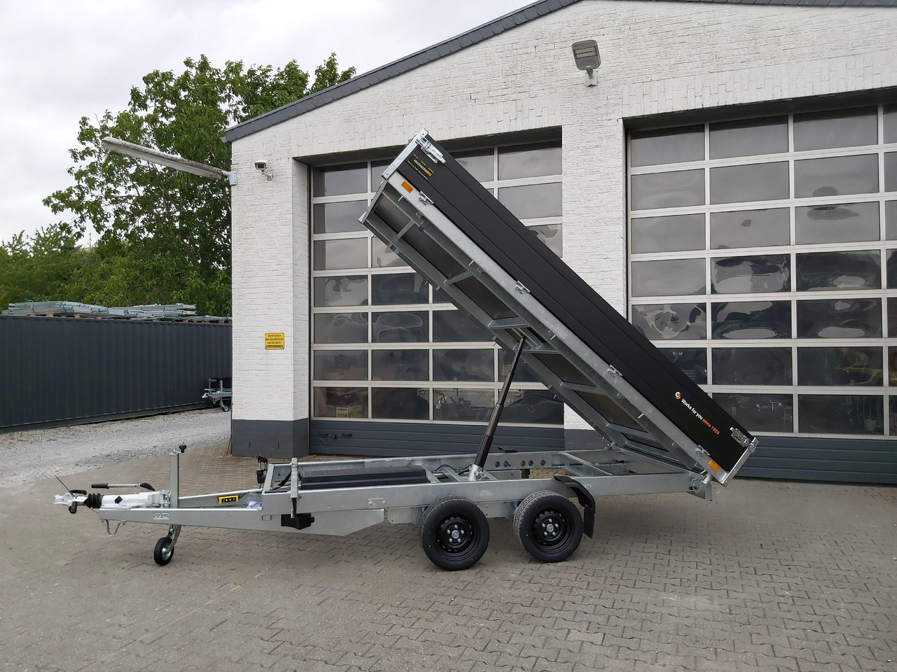Saris Kipper K1 356 184 3500 2 E 356x184x35cm black Elektro&Not 13" (L) 3500kg preorder 2024 - Tipper trailer: picture 3 Saris Kipper K1 356 184 3500 2 E 356x184x35cm black Elektro&Not 13" (L) 3500kg preorder 2024 - Tipper trailer: picture 3