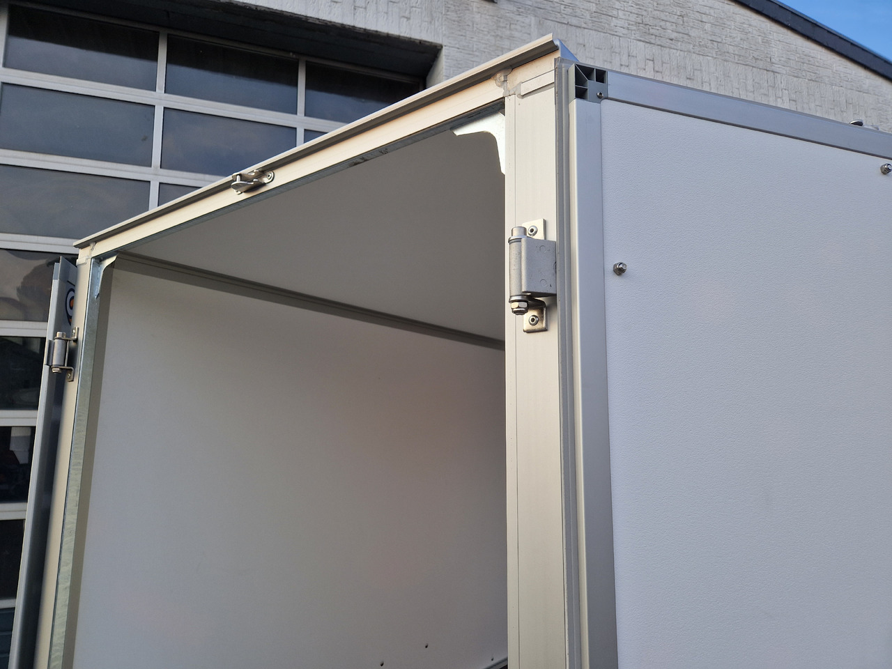 Saris Koffer GO 256 134 1350 1 GFK grau (S) 1350kg Modell 2024 - Closed box trailer: picture 4 Saris Koffer GO 256 134 1350 1 GFK grau (S) 1350kg Modell 2024 - Closed box trailer: picture 4