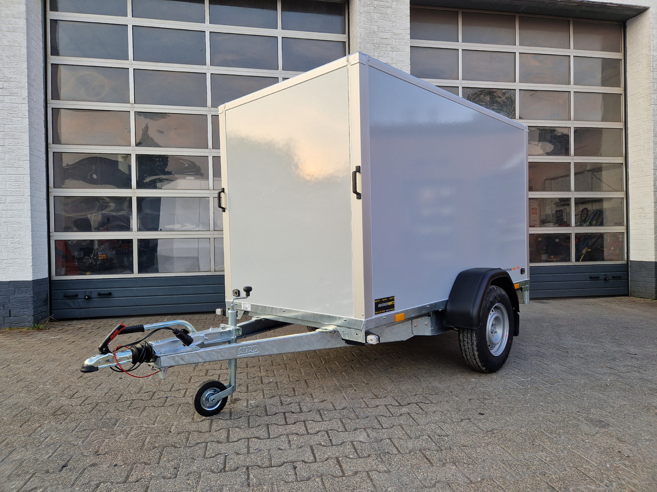 Saris Koffer GO 256 134 1350 1 GFK grau (S) 1350kg Modell 2024 - Closed box trailer: picture 1 Saris Koffer GO 256 134 1350 1 GFK grau (S) 1350kg Modell 2024 - Closed box trailer: picture 1