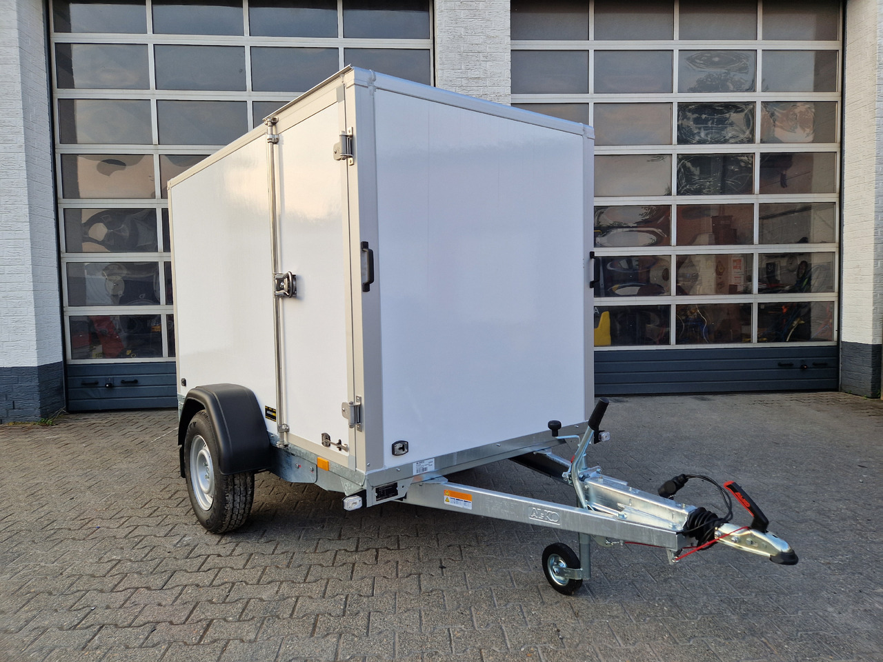 Saris Koffer GO 256 134 1350 1 GFK weiß Seitentür (S) 1350kg Modell 2024 - Closed box trailer: picture 2 Saris Koffer GO 256 134 1350 1 GFK weiß Seitentür (S) 1350kg Modell 2024 - Closed box trailer: picture 2