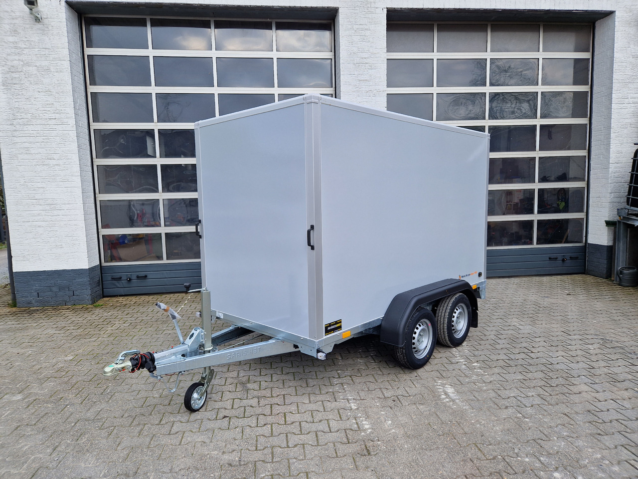 Saris Koffer GO 306 154 180 2000 2 306x154x180cm GFK grau (M) 2000kg Modell 2023 - Closed box trailer: picture 1 Saris Koffer GO 306 154 180 2000 2 306x154x180cm GFK grau (M) 2000kg Modell 2023 - Closed box trailer: picture 1