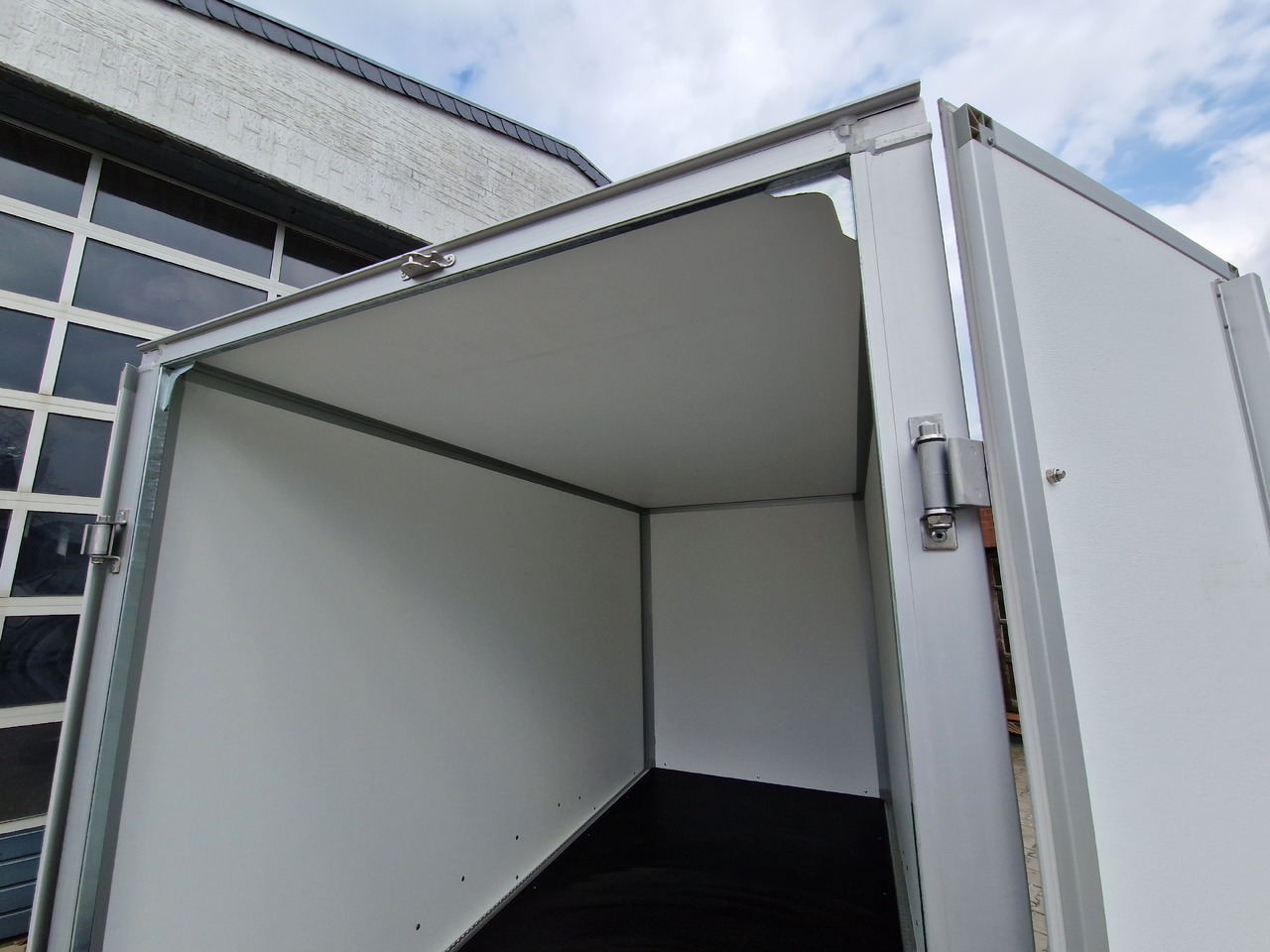 Closed box trailer Saris Koffer GO 306 154 180 2000 2 306x154x180cm GFK grau (M) 2000kg Modell 2023: picture 12