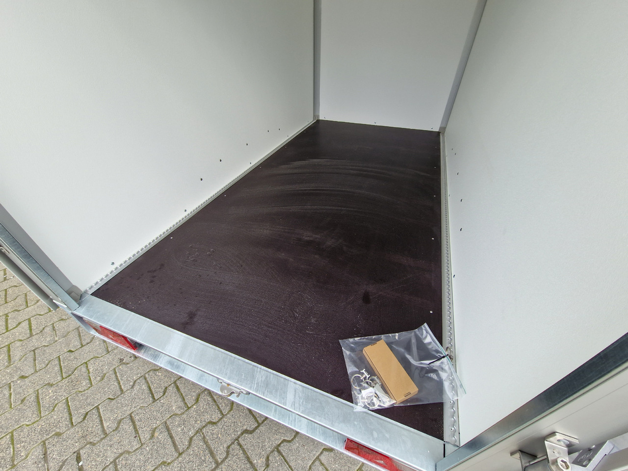 Closed box trailer Saris Koffer GO 306 154 180 2000 2 306x154x180cm GFK grau (M) 2000kg Modell 2023: picture 19