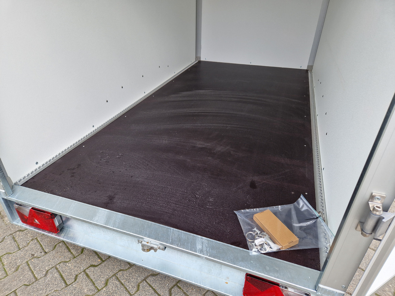 Closed box trailer Saris Koffer GO 306 154 180 2000 2 306x154x180cm GFK grau (M) 2000kg Modell 2023: picture 21