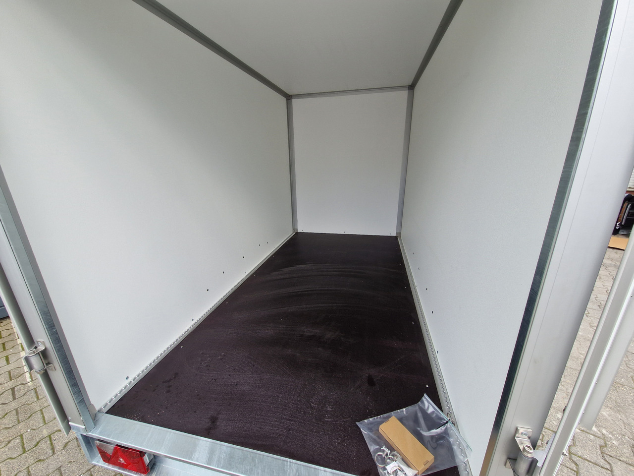 Closed box trailer Saris Koffer GO 306 154 180 2000 2 306x154x180cm GFK grau (M) 2000kg Modell 2023: picture 18