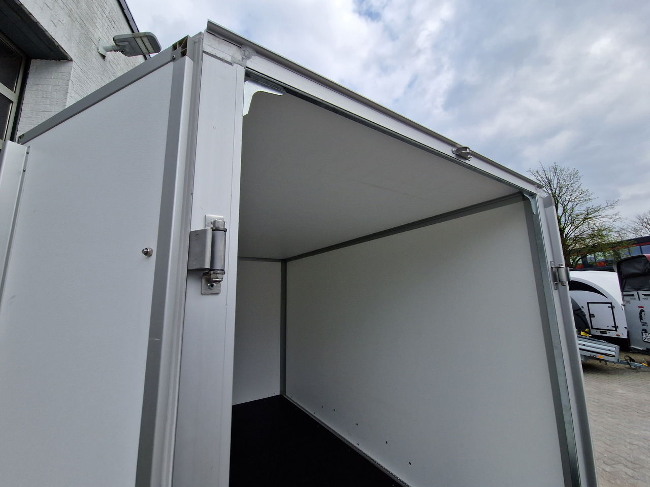 Closed box trailer Saris Koffer GO 306 154 180 2000 2 306x154x180cm GFK grau (M) 2000kg Modell 2023: picture 11
