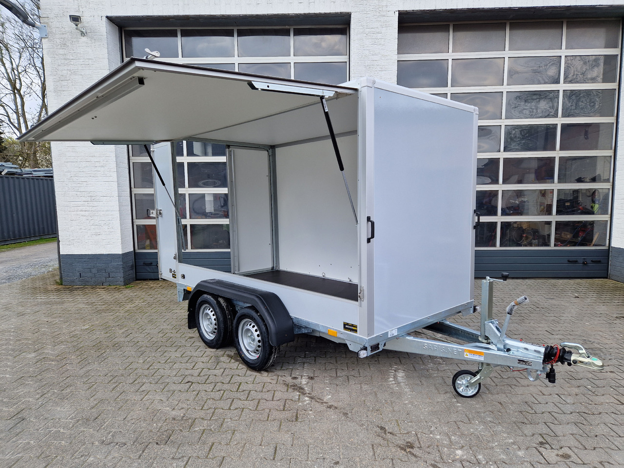 Saris Koffer GO 306 154 180 2000 2 306x154x180cm GFK grau Seitenklappe (M) 2000kg Modell 2024 - Closed box trailer: picture 1 Saris Koffer GO 306 154 180 2000 2 306x154x180cm GFK grau Seitenklappe (M) 2000kg Modell 2024 - Closed box trailer: picture 1