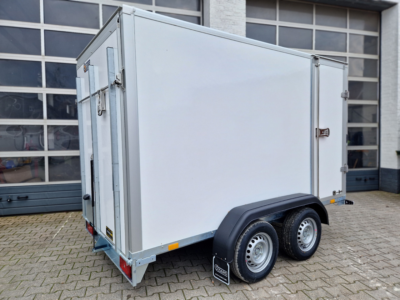 Closed box trailer Saris Koffer GO 306 154 180 2000 2 306x154x180cm GFK weiss Seitentür Auffahrklappe (M) 2000kg 2023: picture 9