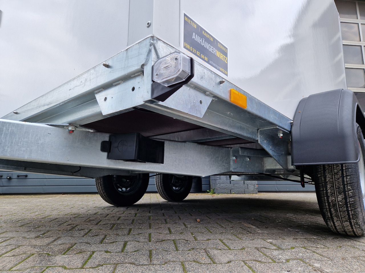 Closed box trailer Saris Koffer GO 306 154 180 2000 2 306x154x180cm GFK weiss Seitentür Auffahrklappe (M) 2000kg 2023: picture 22