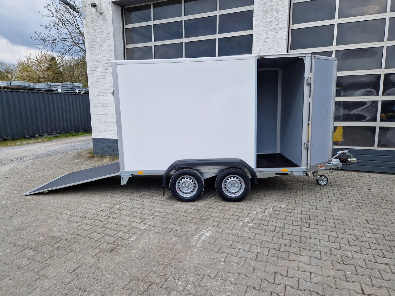 Saris Koffer GO 306 154 180 2000 2 306x154x180cm GFK weiss Seitentür Auffahrklappe (M) 2000kg 2023 - Closed box trailer: picture 2 Saris Koffer GO 306 154 180 2000 2 306x154x180cm GFK weiss Seitentür Auffahrklappe (M) 2000kg 2023 - Closed box trailer: picture 2