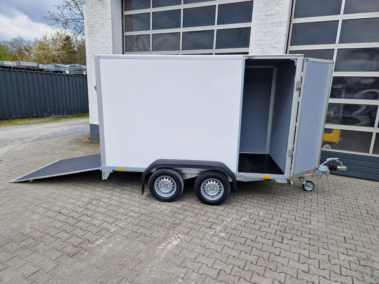 Saris Koffer GO 306 154 180 2000 2 306x154x180cm GFK weiss Seitentür Auffahrklappe (M) 2000kg 2023 - Closed box trailer: picture 1 Saris Koffer GO 306 154 180 2000 2 306x154x180cm GFK weiss Seitentür Auffahrklappe (M) 2000kg 2023 - Closed box trailer: picture 1