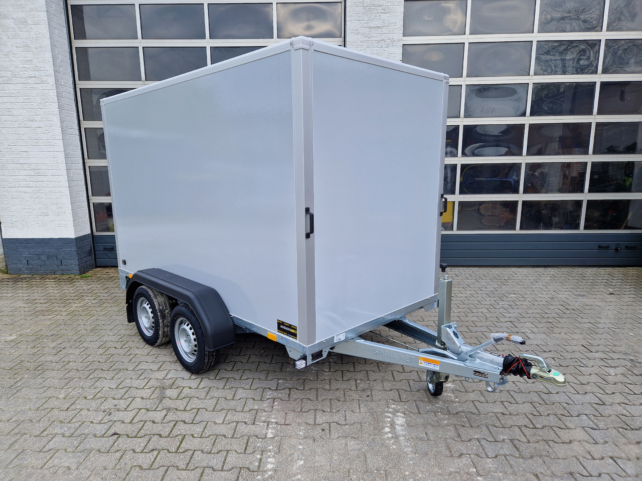 Saris Koffer GO 306 154 180 2700 2 306x154x180cm GFK grau (M) 2700kg Modell 2024 - Closed box trailer: picture 2 Saris Koffer GO 306 154 180 2700 2 306x154x180cm GFK grau (M) 2700kg Modell 2024 - Closed box trailer: picture 2