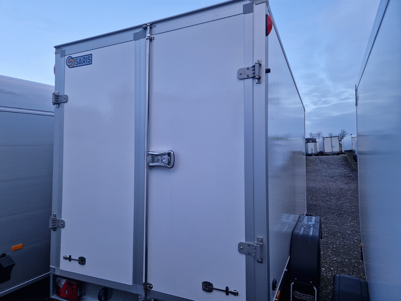 Saris Koffer GO 3506 169 180 2700 2 356x169x180cm weiss GFK (L) 2700kg Modell 2024 - Closed box trailer: picture 2 Saris Koffer GO 3506 169 180 2700 2 356x169x180cm weiss GFK (L) 2700kg Modell 2024 - Closed box trailer: picture 2