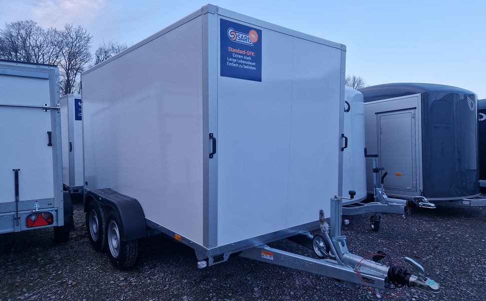 Saris Koffer GO 356 169 180 2700 2 356x169x180cm weiß GFK Heckrampe (L) 2700kg - Closed box trailer: picture 1 Saris Koffer GO 356 169 180 2700 2 356x169x180cm weiß GFK Heckrampe (L) 2700kg - Closed box trailer: picture 1