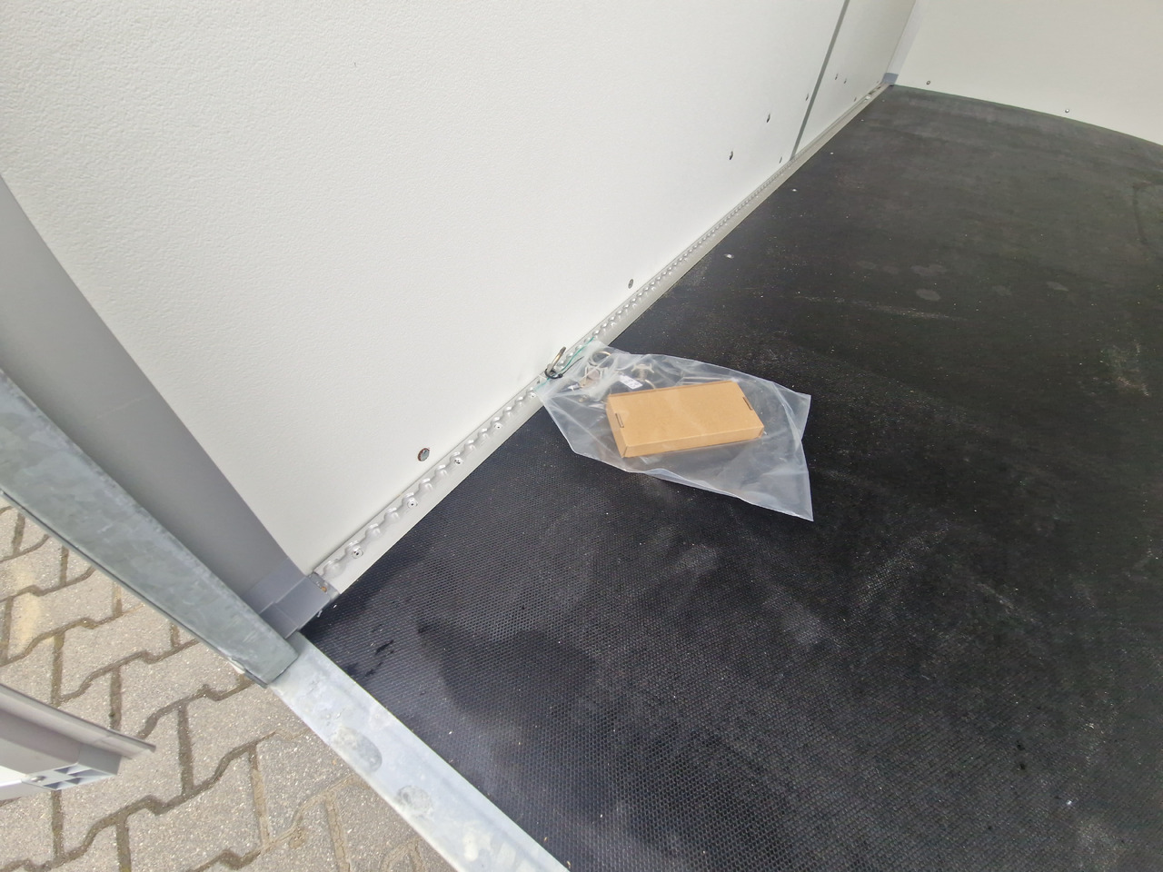 Closed box trailer Saris Koffer GO 356 169 200 2700 2 356x169x200cm Hecktüren Seitentür grau GFK (L) 2700kg: picture 10