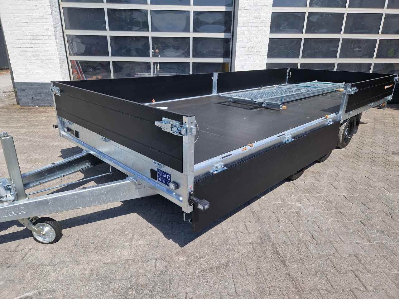 Saris PL HD 506 204 3500 3 506x204x35cm heavy duty black LED Licht Tridem (XXL) 3500kg - Dropside/ Flatbed trailer: picture 5 Saris PL HD 506 204 3500 3 506x204x35cm heavy duty black LED Licht Tridem (XXL) 3500kg - Dropside/ Flatbed trailer: picture 5