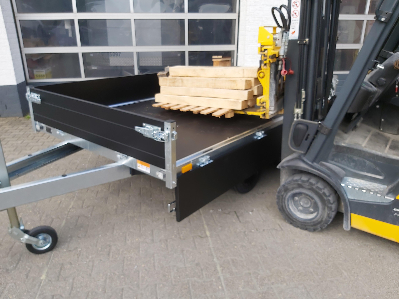 Saris PL306 170 2700 2 306x170x30cm black Edition 13" (M) 2700kg - Dropside/ Flatbed trailer: picture 4 Saris PL306 170 2700 2 306x170x30cm black Edition 13" (M) 2700kg - Dropside/ Flatbed trailer: picture 4