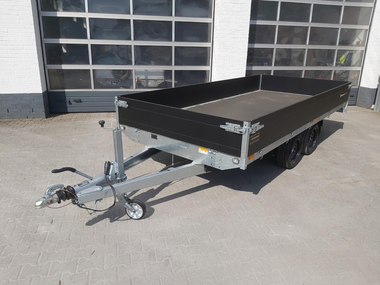 Saris PL406 184 2700 2 406x184x35cm black Edition LED Beleuchtung 13" (XL) 2700kg - Dropside/ Flatbed trailer: picture 1 Saris PL406 184 2700 2 406x184x35cm black Edition LED Beleuchtung 13" (XL) 2700kg - Dropside/ Flatbed trailer: picture 1