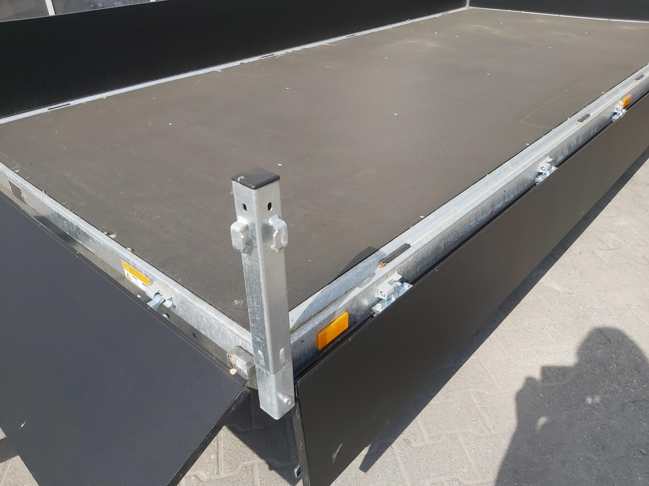 Saris PL406 184 2700 2 406x184x35cm black Edition LED Beleuchtung 13" (XL) 2700kg - Dropside/ Flatbed trailer: picture 4 Saris PL406 184 2700 2 406x184x35cm black Edition LED Beleuchtung 13" (XL) 2700kg - Dropside/ Flatbed trailer: picture 4